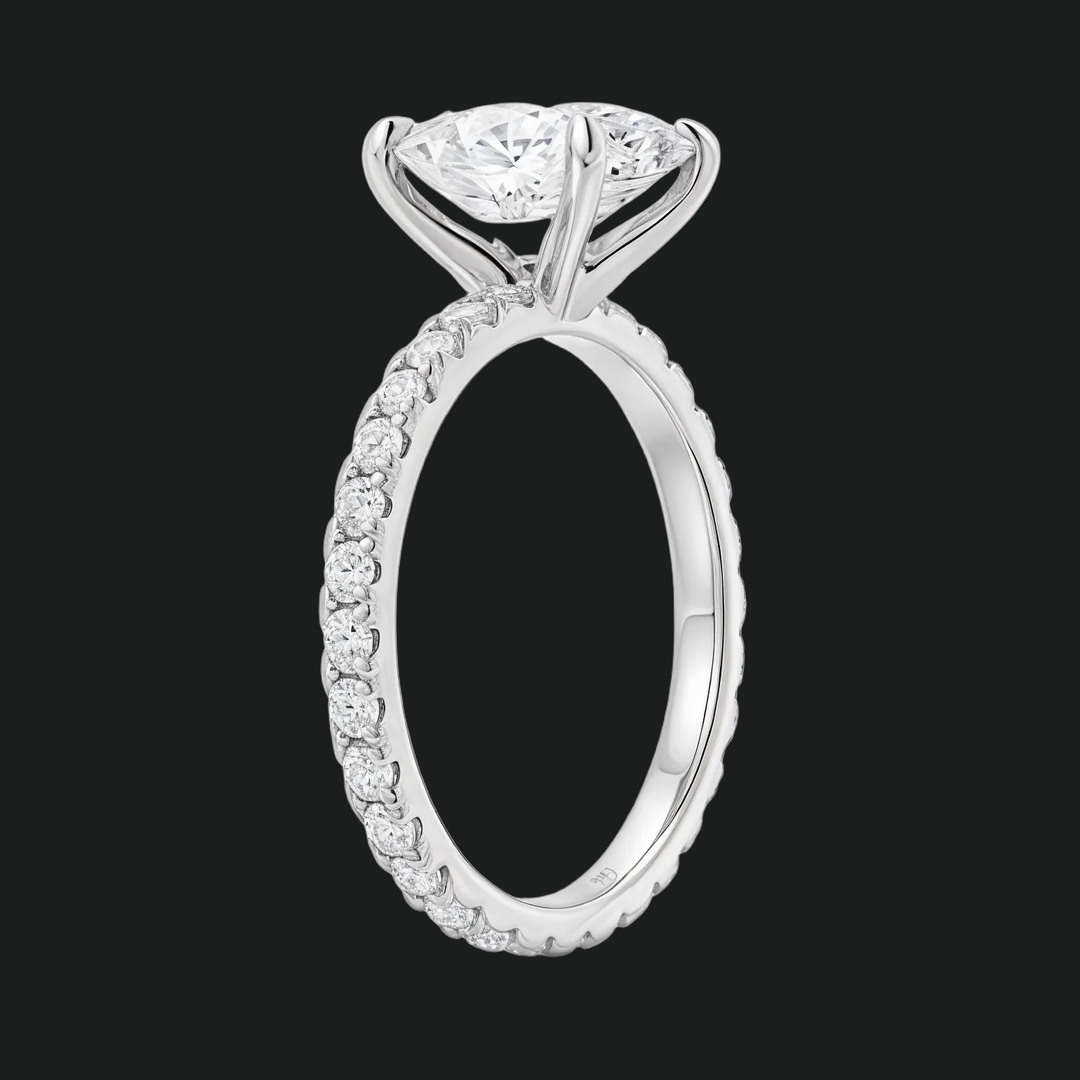 Anello di fidanzamento ovale con eternità pavé