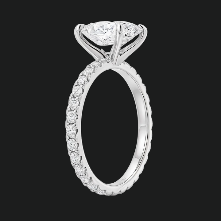 Anello di fidanzamento ovale con eternità pavé
