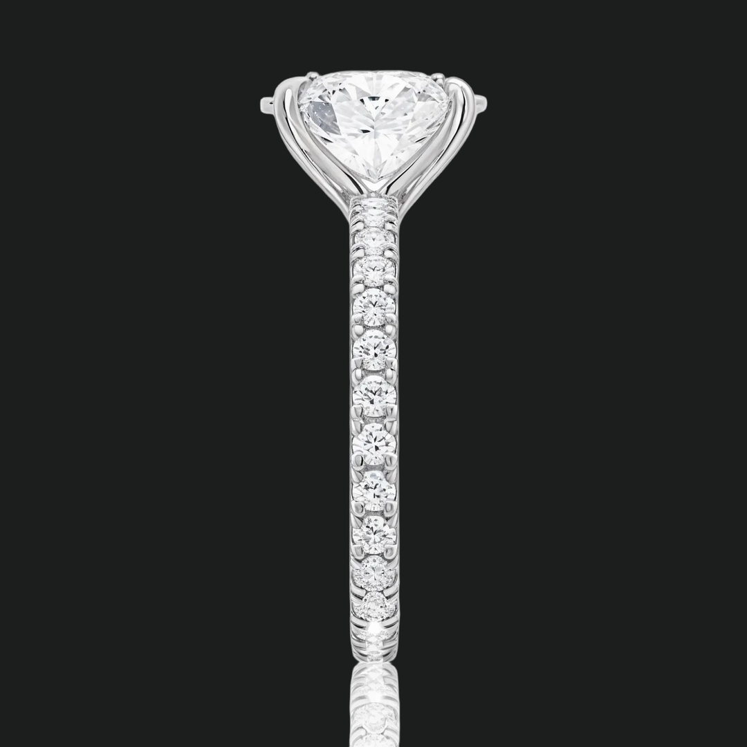 Anello di fidanzamento ovale con eternità pavé
