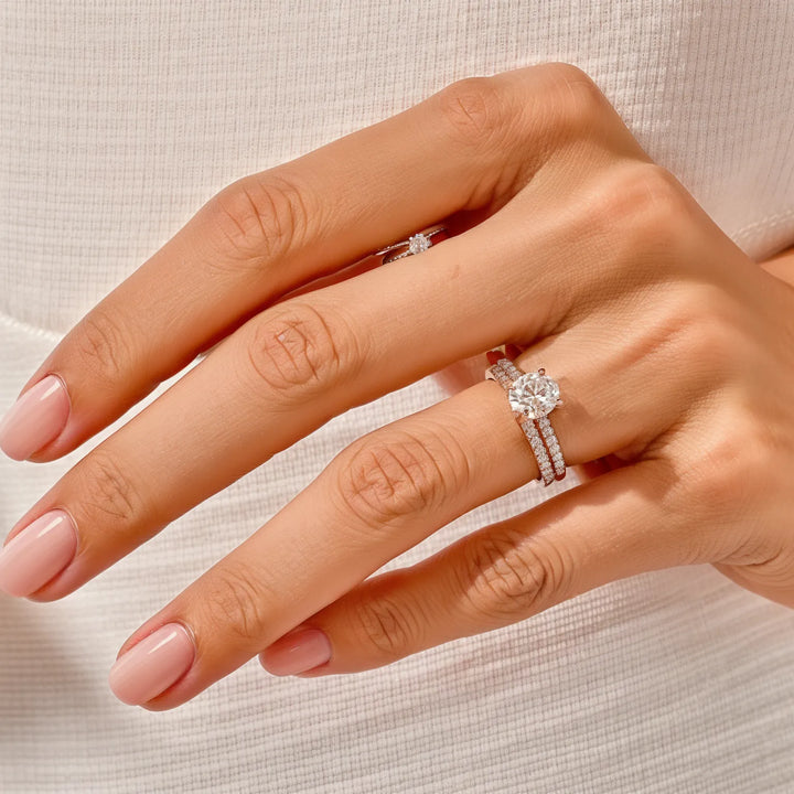 Ovaal gesneden diamant accent verlovingsring met pavé bruids set