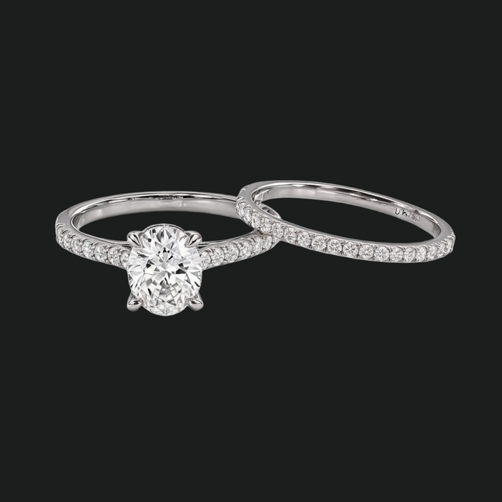 Ovaal gesneden diamant accent verlovingsring met pavé bruids set