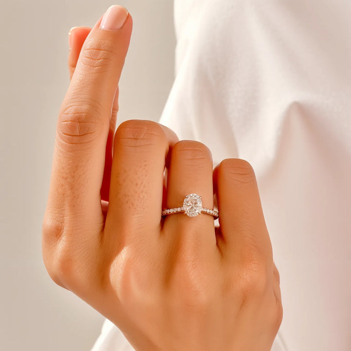 Ovaal gesneden diamant accent verlovingsring met pavé bruids set