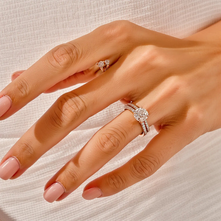 Pavé Set Rund Diamond Akzente Verlobungsring & Band -Set