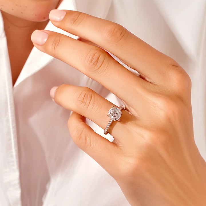 Pavé Set Rund Diamond Akzente Verlobungsring & Band -Set