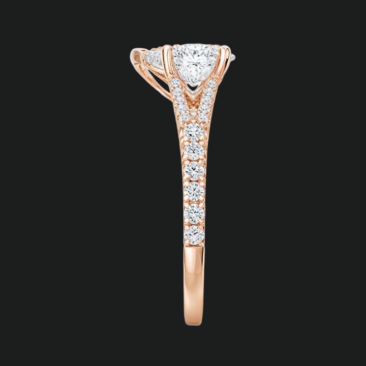 Anello di fidanzamento a forma di pera a forma di pera con accenti di diamante