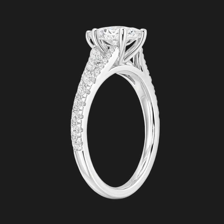 Anello di fidanzamento a forma di pera a forma di pera con accenti di diamante