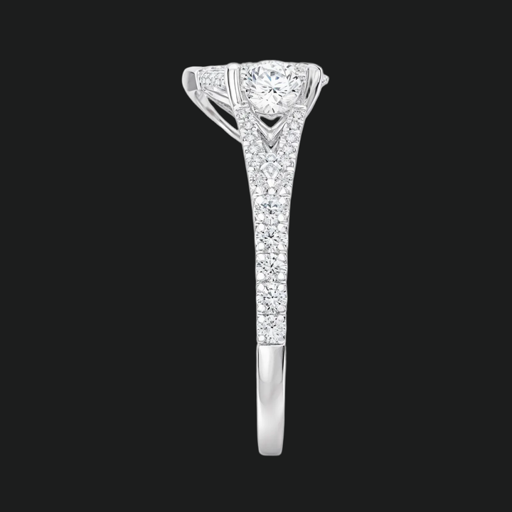 Anello di fidanzamento a forma di pera a forma di pera con accenti di diamante