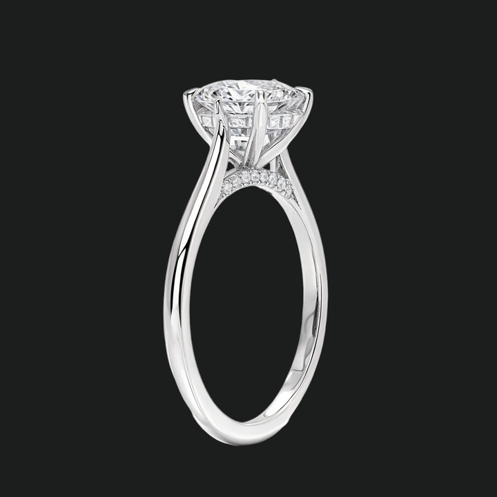 Bague de fiançailles halo cachée à coupe ronde avec accents de diamant