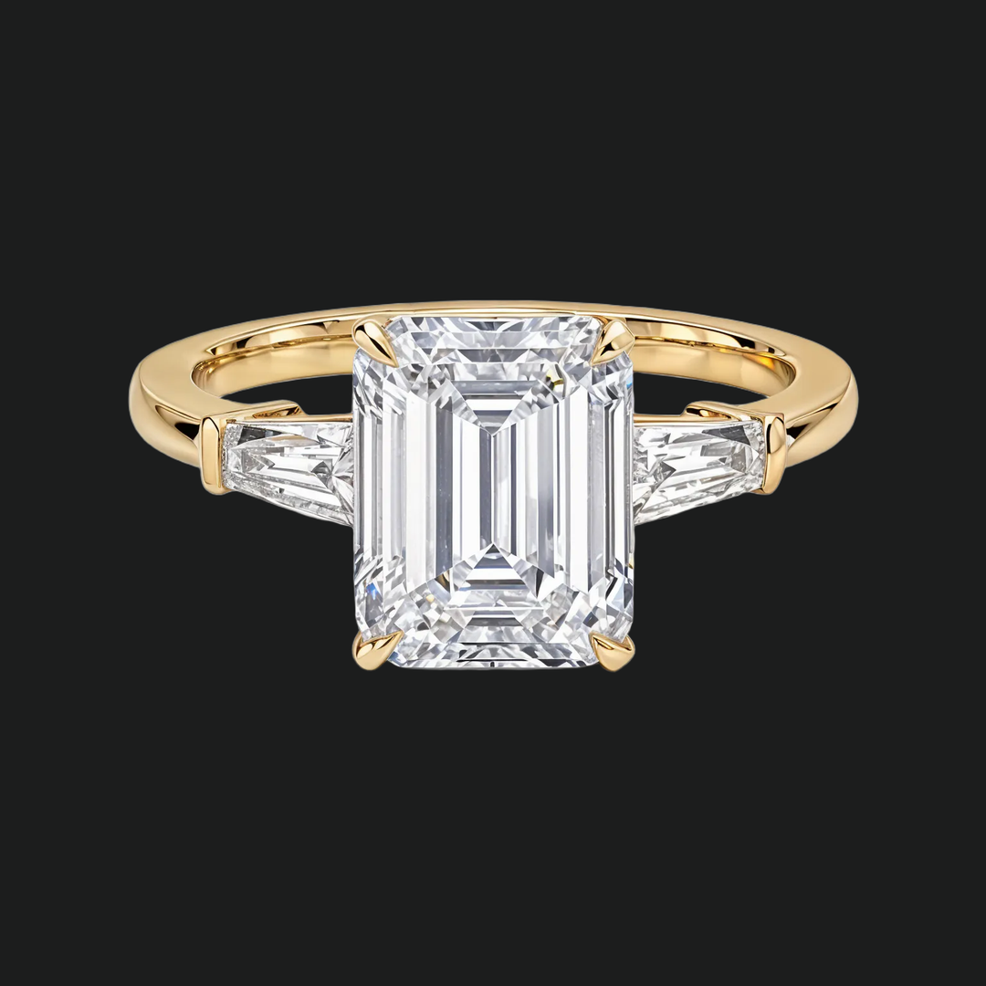 Symphony Three Stone Emerald Cut Engagement Rague en or blanc 9kt