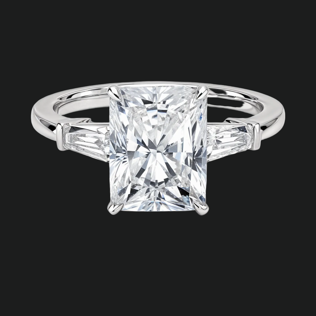 Bague de fiançailles à trois pierres en pierre avec des accents de diamant