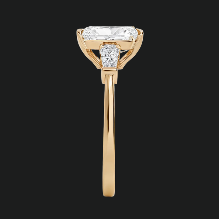 Bague de fiançailles à trois pierres en pierre avec des accents de diamant