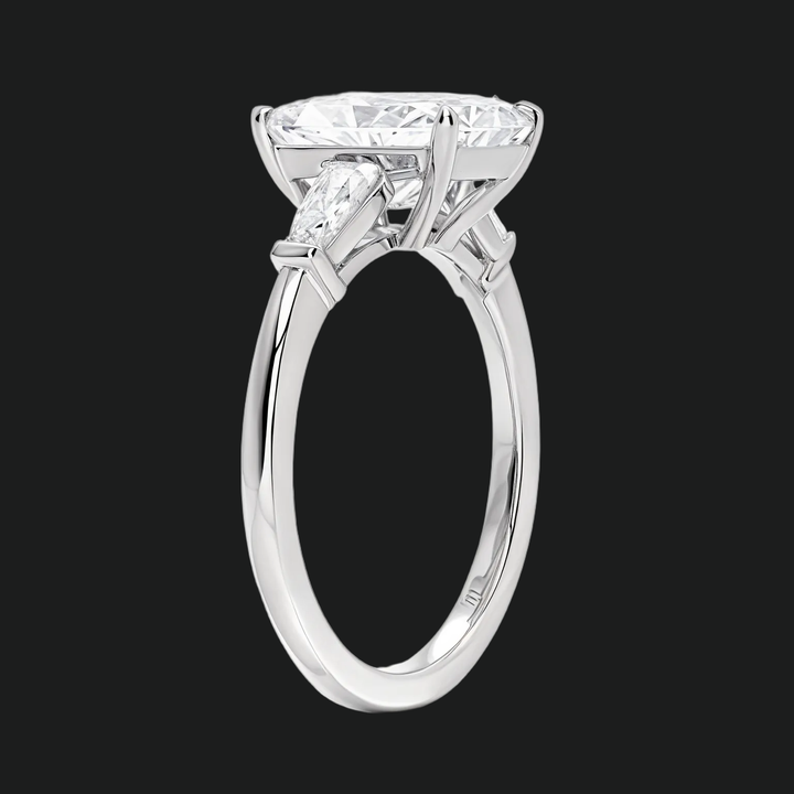 Bague de fiançailles à trois pierres en pierre avec des accents de diamant