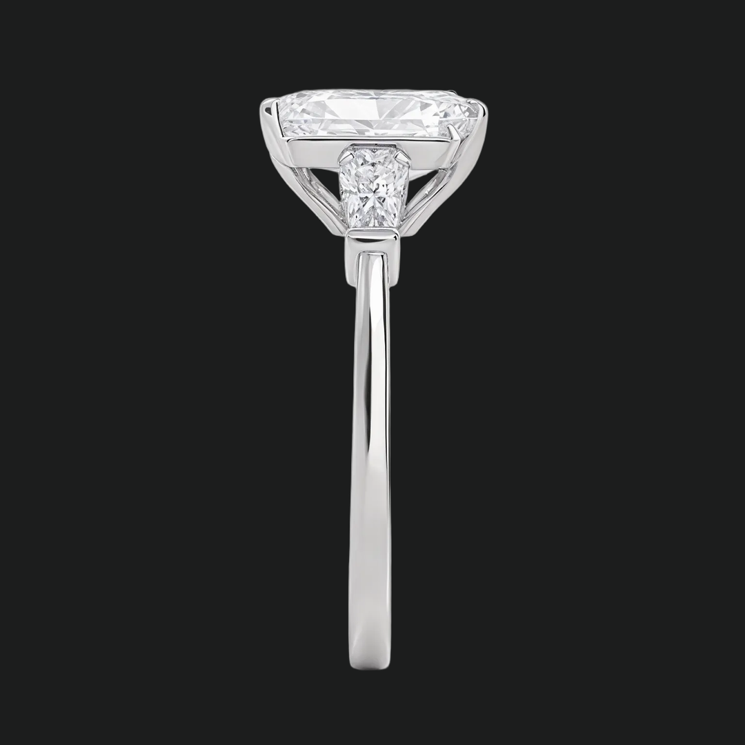 Bague de fiançailles à trois pierres en pierre avec des accents de diamant