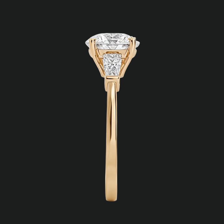 Bague de fiançailles à accent de diamant à trois pierres en pierre