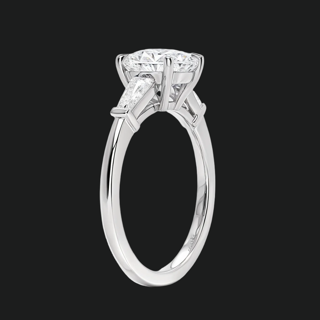 Bague de fiançailles à accent de diamant à trois pierres en pierre