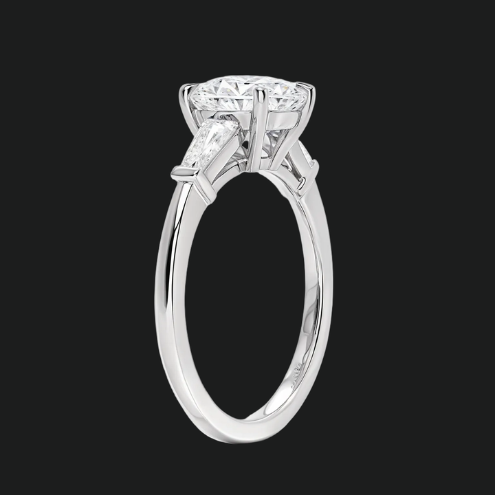 Bague de fiançailles à accent de diamant à trois pierres en pierre