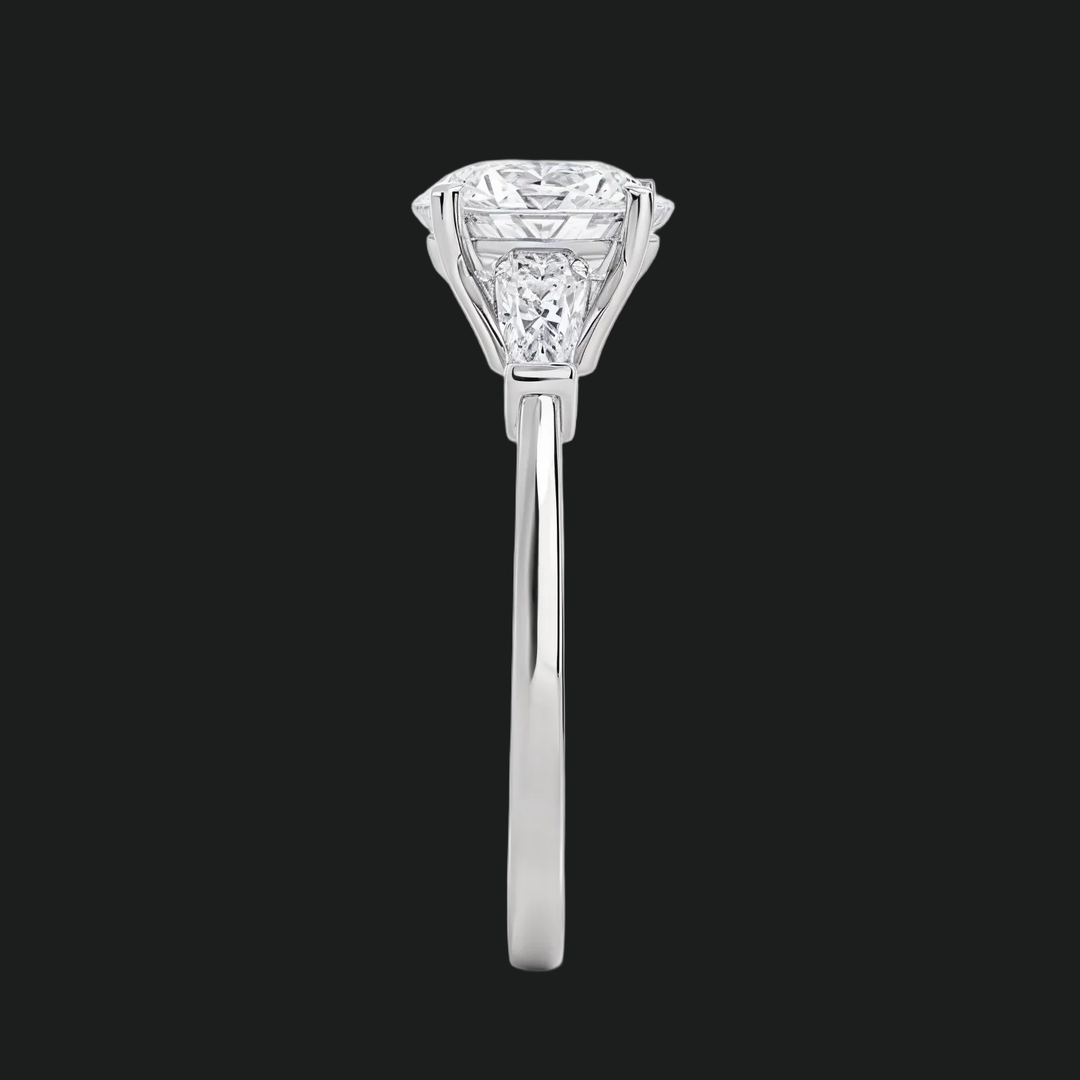 Bague de fiançailles à accent de diamant à trois pierres en pierre
