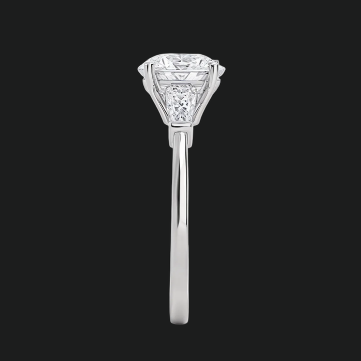 Bague de fiançailles à accent de diamant à trois pierres en pierre