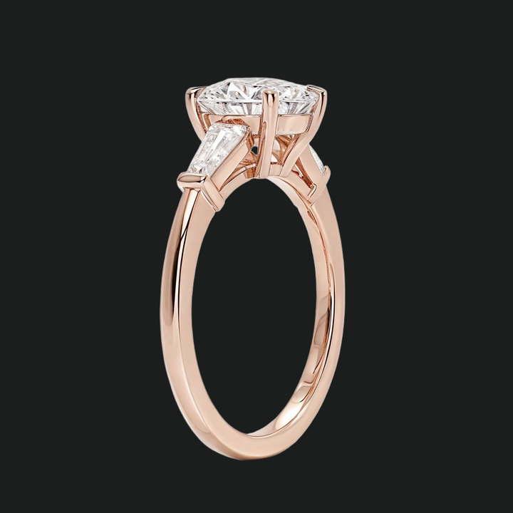 Bague de fiançailles à accent de diamant à trois pierres en pierre