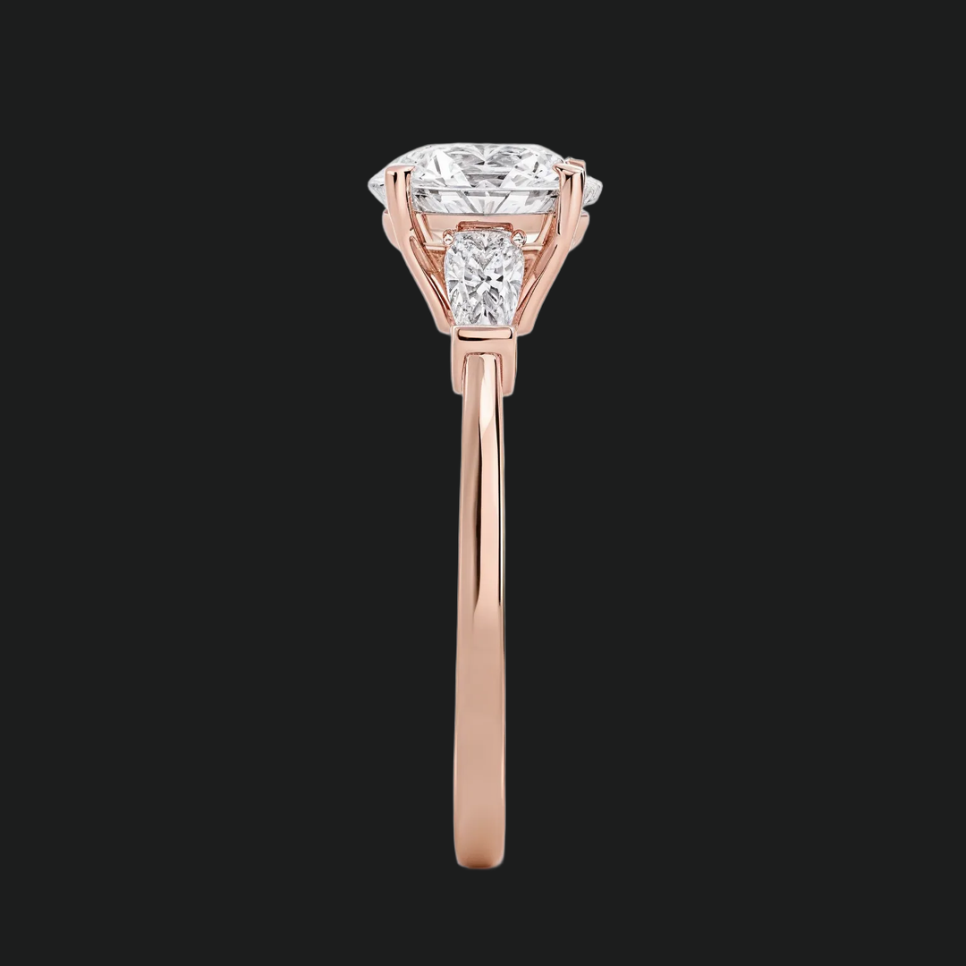 Bague de fiançailles à accent de diamant à trois pierres en pierre