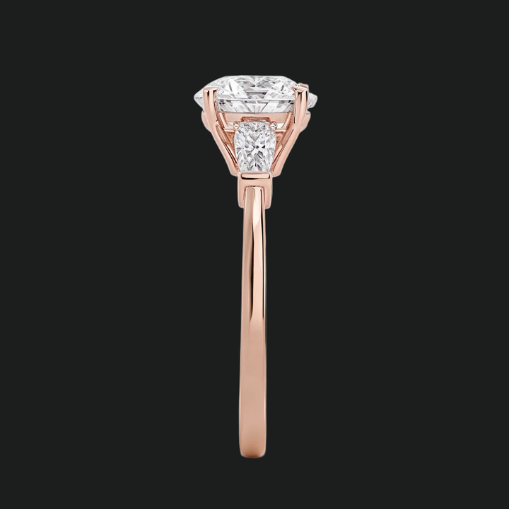 Bague de fiançailles à accent de diamant à trois pierres en pierre