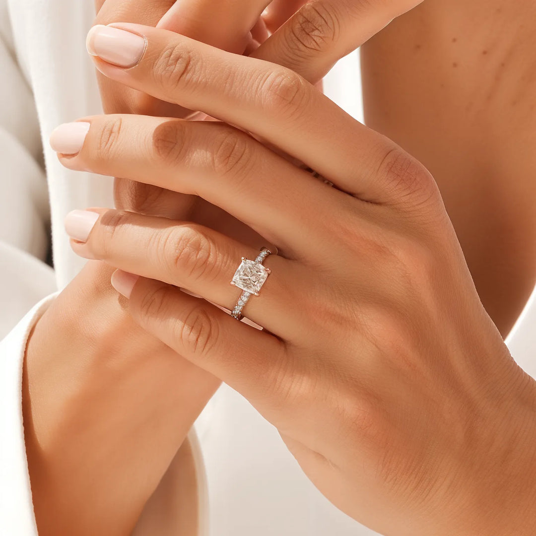 Twist Asscher Cut Pierścionek zaręczynowy za pomocą diamentowych akcentów