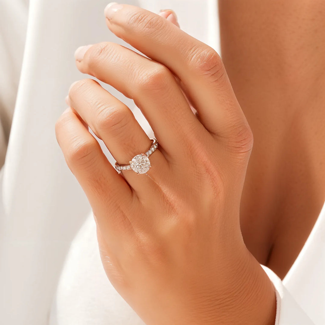 Twist Heart Cut Diamond Access Piersłąd zaręczynowy z pavé opaską