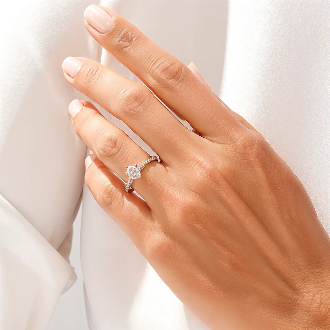 Twisted Pear Diamond Engagement Ring met Pavé Band