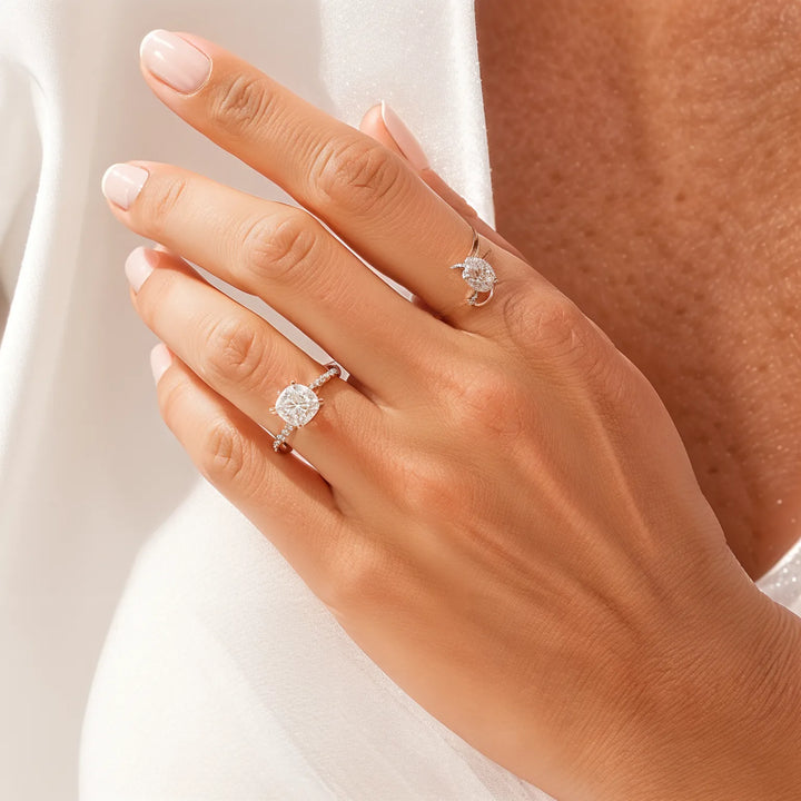 Twist Band Princess Engagement Ring met diamanten accenten