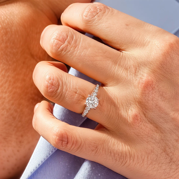 Afgestudeerde Pavé Round Diamond Accenten verlovingsring