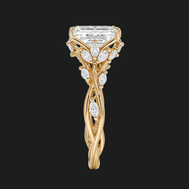 Emerald Cut Diamond Accent Engagement Ring met Marquise Band