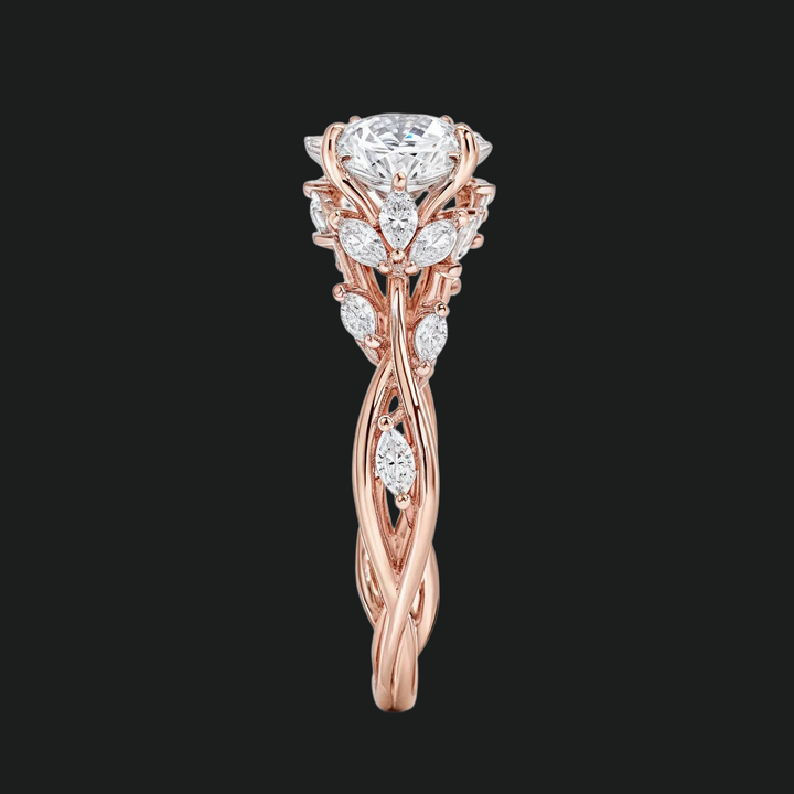 Fluisterende wijnstokken rond diamant accenten verlovingsring