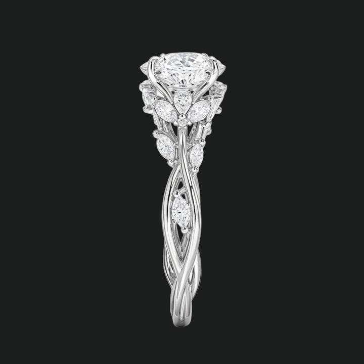 Fluisterende wijnstokken rond diamant accenten verlovingsring