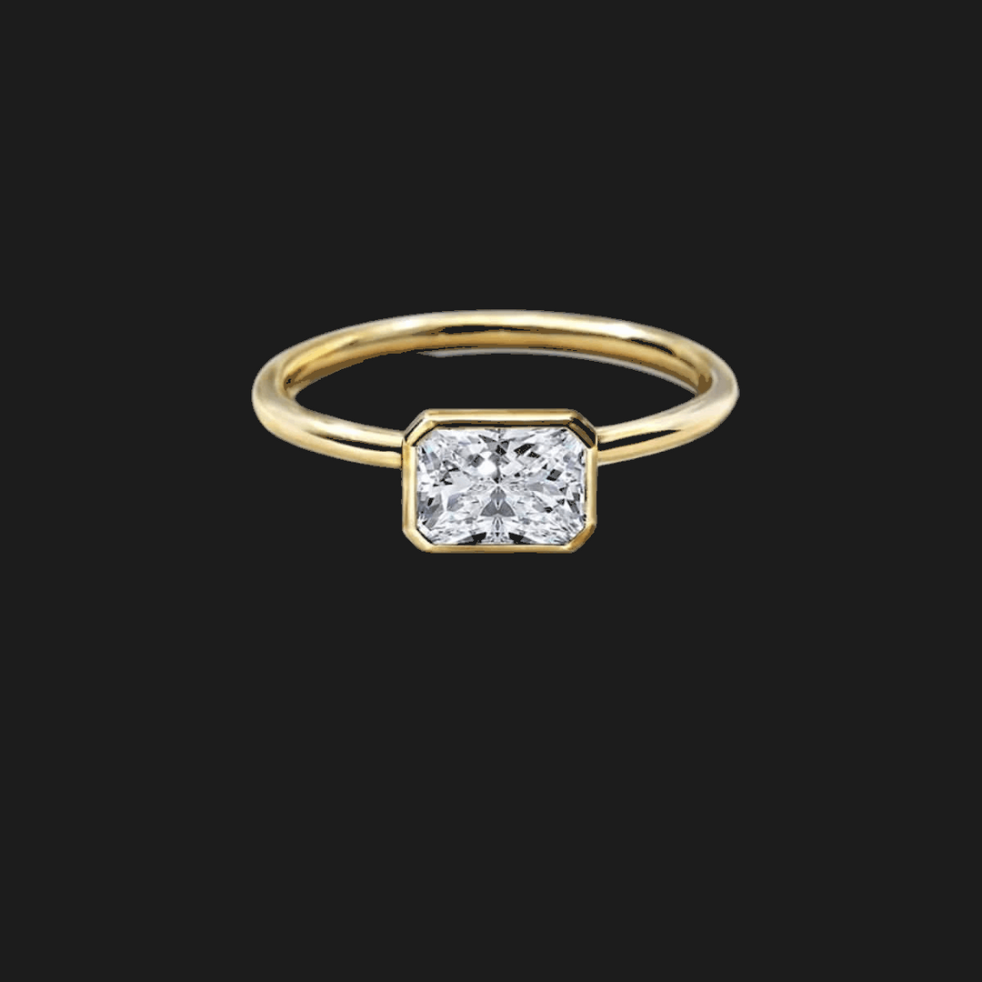 Anello con Diamante Taglio Radiante Montatura a Fascia in Oro Giallo 18K