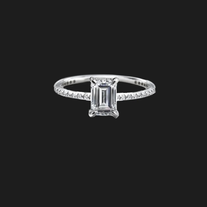 Strahlender Pavé Diamant-Verlobungsring Smaragd